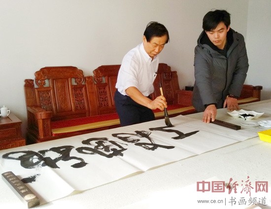 国画大师吴东魁现场挥毫泼墨 中国经济网记者李冬阳摄 国画大师吴东魁现场挥毫泼墨 中国经济网记者李冬阳摄
