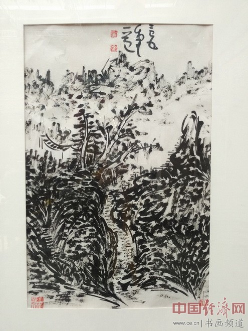 现场展出的焦墨画家初中海国画作品 中国经济网记者李冬阳摄 现场展出的焦墨画家初中海国画作品 中国经济网记者李冬阳摄
