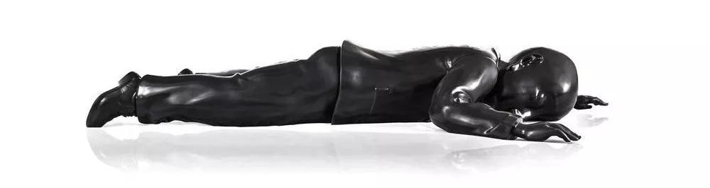 王艺 疲惫不堪 玻璃钢烤漆 500cm×218cm×84cm 2018 年.jpg meishubao/2018092913082210484.jpg