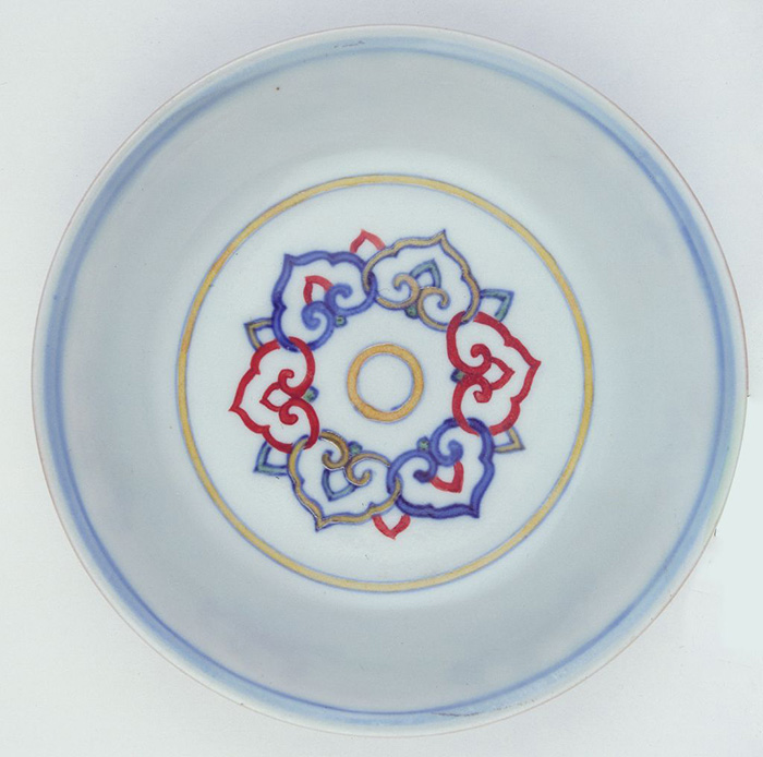 1.斗彩灵芝纹盘 正面